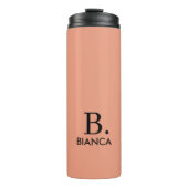 Eenvoudig koraal roze minimalistisch monogram thermosbeker (Voorkant)