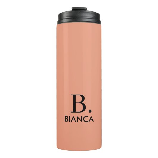 Eenvoudig koraal roze minimalistisch monogram thermosbeker (Voorkant)