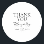 Eenvoudig legant bedankt voor je huwelijk. ronde sticker<br><div class="desc">Deze eenvoudige elegante bedankt voor je trouwbonsticker is perfect voor je moderne,  minimalistische zwarte en witte bruiloft. Het ontwerp bevat een minimaal hedendaags lettertype dat vergezeld gaat van een formele kalligrafie. Houd het zoals is,  of verkies om het met uw eigen kunstwerk of foto's te personaliseren!</div>
