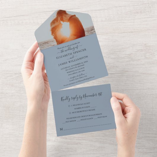 Eenvoudig legant fotohuwelijk RSVP Dusty Blue All In One Uitnodiging (Afscheurbaar)