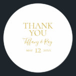 Eenvoudig legant Gold Bedankt voor je bruiloft. Ronde Sticker<br><div class="desc">Dit eenvoudige elegante goud dank je trouwsticker is perfect voor je moderne,  minimalistische witte en gouden bruiloft. Het ontwerp biedt een minimaal hedendaags goudlettertype dat vergezeld gaat van een formele kalligrafie. Houd het zoals is,  of verkies om het met uw eigen kunstwerk of foto's te personaliseren!</div>
