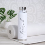 Eenvoudig legant Weddenschap Modern Bridesmaid Waterfles<br><div class="desc">Moderne zwarte en witte bruiloft waterfles met een eenvoudig en minimalistisch design met "bridemaid" in een elegant script,  samen met haar naam onderaan. Een schattig cadeauidee voor bruidsmeisje.</div>