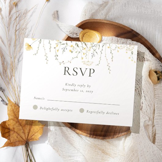Eenvoudig licht delicate gele wilde bloemen bruilo RSVP kaartje