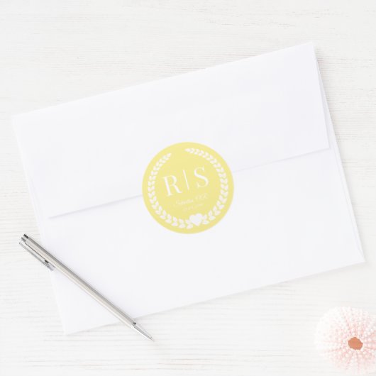 Eenvoudig Licht Goudgeel Monogram Ronde Sticker (Envelop)