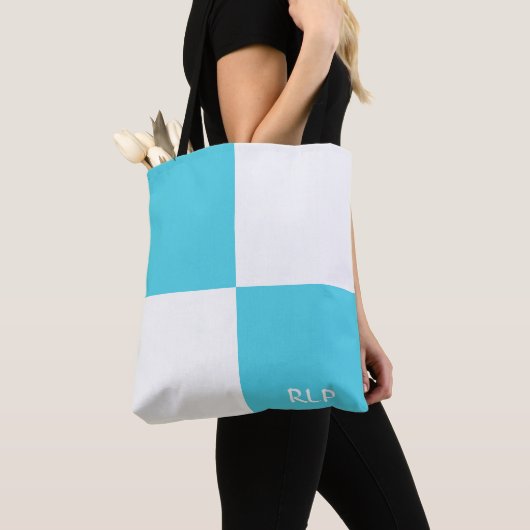 Eenvoudig lichtblauw en wit vierkant monogram tote bag (Dichtbij)