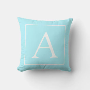 Eenvoudig lichtblauw monogram kussen
