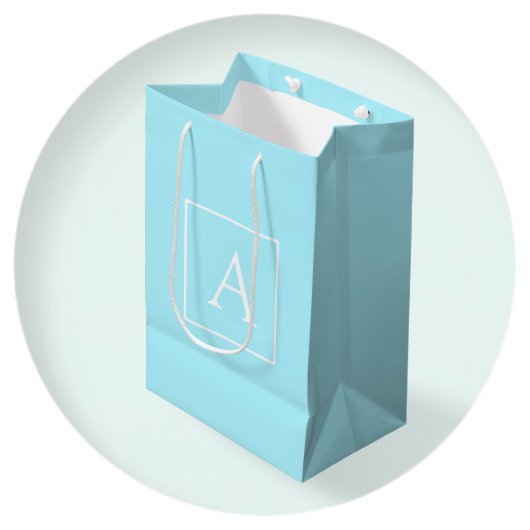 Eenvoudig lichtblauw monogram medium cadeauzakje
