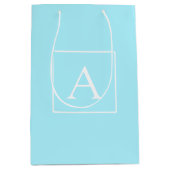 Eenvoudig lichtblauw monogram medium cadeauzakje (Voorkant)