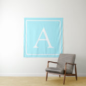 Eenvoudig lichtblauw monogram wandkleed (In situ)