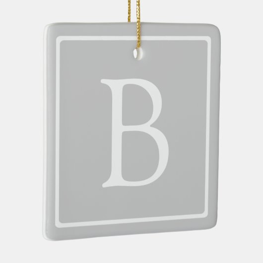Eenvoudig lichtgrijs monogram keramisch ornament (Rechts)