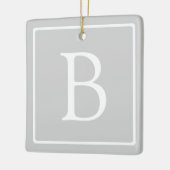 Eenvoudig lichtgrijs monogram keramisch ornament (Links)