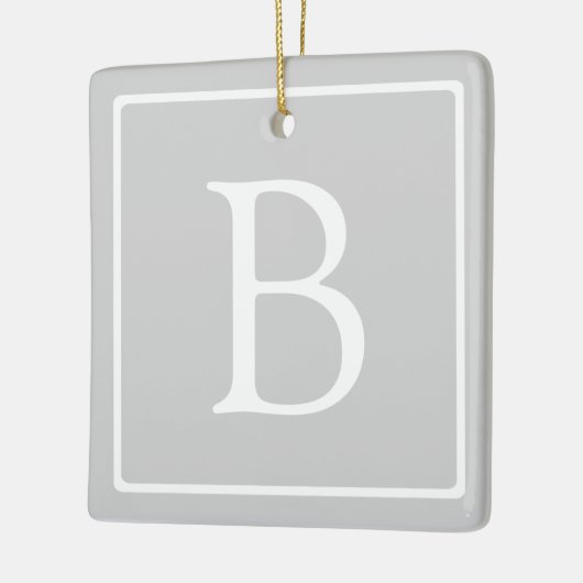 Eenvoudig lichtgrijs monogram keramisch ornament (Links)