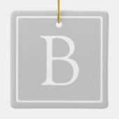 Eenvoudig lichtgrijs monogram keramisch ornament (Achterkant)