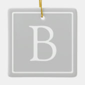 Eenvoudig lichtgrijs monogram keramisch ornament (Voorkant)