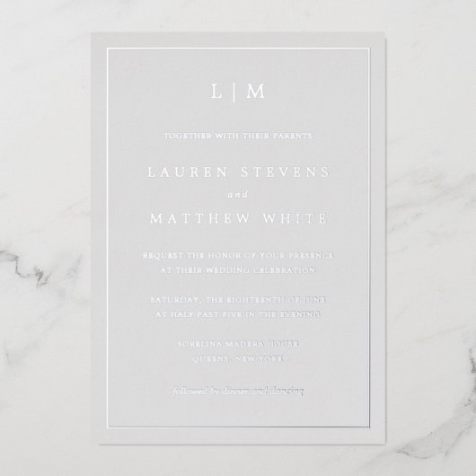 Eenvoudig lichtgrijs monogram legant bruiloft folie uitnodiging (Voorkant)