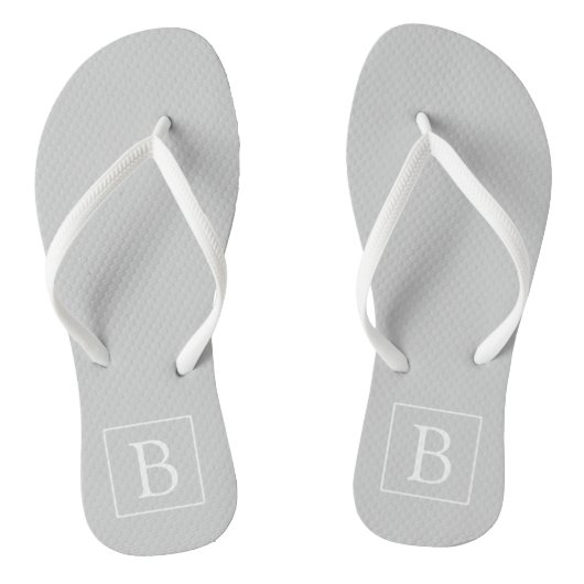 Eenvoudig lichtgrijs monogram teenslippers (Voetbed)