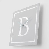 Eenvoudig lichtgrijs monogram vierkante klok (Hoek)