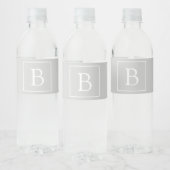 Eenvoudig lichtgrijs monogram waterfles etiket (Flessen)
