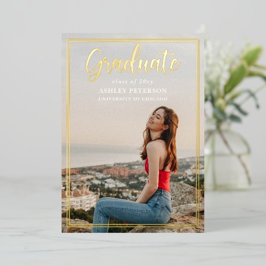 Eenvoudig Lijst Gold Script Photo Afstuderen Folie Uitnodiging (Staand Voorkant)