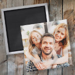 Eenvoudig Lijst Moderne Foto Holiday Magneet<br><div class="desc">Het ontwerp is samengesteld uit moderne chic typografie met sans serif en serif doopvont. Voeg een foto van de douanefamilie toe,  voeg familienaam en jaar toe.</div>