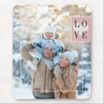 Eenvoudig Lijst Voeg je foto met liefde toe Muismat<br><div class="desc">Dit trendy muisstootkussen laat u uw eigen foto toevoegen door de sjabloon te gebruiken,  en bedekt het met een eenvoudig geometrisch lijst en een roze vierkant met het woord "Liefde" en een hart achter de letters. Een geweldig cadeau voor grootouders of andere familieleden!</div>