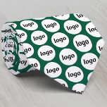 Eenvoudig Logo bedrijfspatroon Forest Green Stropdas<br><div class="desc">Eenvoudig logo-patroonontwerp om merkloyaliteit te bevorderen en uw kleine bedrijf te promoten. Ideaal als uniform en voor een show of bedrijfsevenement. Vervang de logo door uw eigen kleur en wijzig de bosgroene achtergrondkleur in het Ontwerpgereedschap om deze aan te passen.</div>