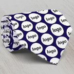 Eenvoudig Logo bedrijfspatroon Navy Blue Stropdas<br><div class="desc">Eenvoudig logo-patroonontwerp om merkloyaliteit te bevorderen en uw kleine bedrijf te promoten. Ideaal als uniform en voor een show of bedrijfsevenement. Vervang de logo door de jouwe en wijzig de donkermarineblauwe achtergrondkleur in het Ontwerpgereedschap om deze aan te passen.</div>