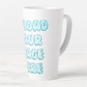 Eenvoudig logo, tekst en afbeelding op ware groott latte mok (Rechterhoek)