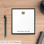 Eenvoudig Luxe Monogram Notitieblok<br><div class="desc">Verhoog uw kantoorbenodigdheden met dit monogrammed notitieblok met eenvoudige klassieke bloktypografie en een zwart lijst met een gouden medaillonmonogram. Het notitieblok omvat ruimte voor douanetekst, zoals jouw naam of douanetekst van uw keus, die het voor persoonlijk of professioneel gebruik perfect maken. Gebruik het om nota's, ideeën, en herinneringen in stijl...</div>