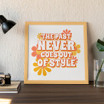 Eenvoudig maken van het verleden dat nooit uit sti poster<br><div class="desc">Voor iedereen een poster voor wandkunst. Met zonnige zomergele en felle koraalkleurige retro-stijlbloemen en schattige 'Het verleden gaat nooit uit stijl' citaat tekst. Whimsical hipster design voor diegenen die net zo graag van de trendy retro stijl houden als moderne nieuwere dingen.</div>