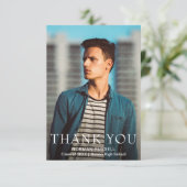 Eenvoudig marineblauw foto modern Afstuderen Bedankkaart (Staand voorkant)