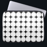 Eenvoudig middenpatroon met modern zwart-wit laptop sleeve<br><div class="desc">Een cool modern,  minimalistisch grafisch ontwerp van zwarte en witte vormen in een retro mid-eeuwse moderne stijl.</div>