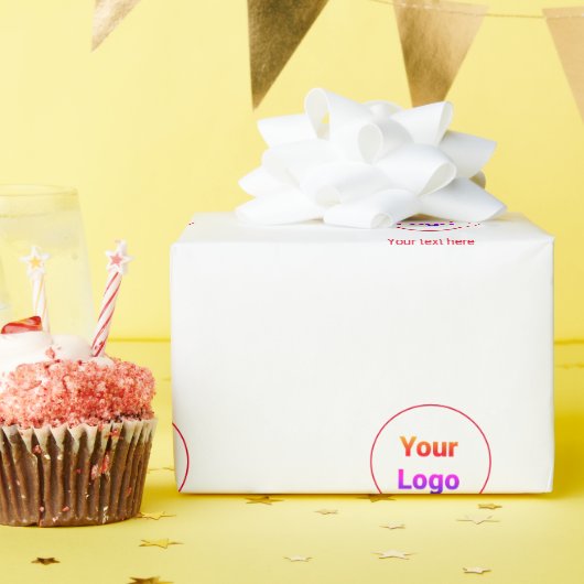 Eenvoudig minimaal elegant aangepast logo hier bed cadeaupapier (Verjaardagsfeest)