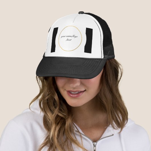 Eenvoudig minimaal elegant aangepast logo trucker pet (In situ)