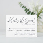 Eenvoudig Minimaal Modern Script Bruiloft RSVP Kaartje (Staand voorkant)
