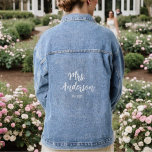 Eenvoudig minimaal Mrs Est. Datum bruid Denim Jacket<br><div class="desc">Schattige en gemakkelijk te personaliseren Jean jas voor uw bruiloft! Beide schattig voor foto's en een aandenken. Verander de achternaam en het trouwjaar naar je eigen datum! Ook een geweldig cadeau voor vrijgezellenfeesten,  vrijgezellenfeesten en meer. Gepersonaliseerde eenvoudige minimale bruiloft script vrouw Est. Datum bruid denim jas.</div>