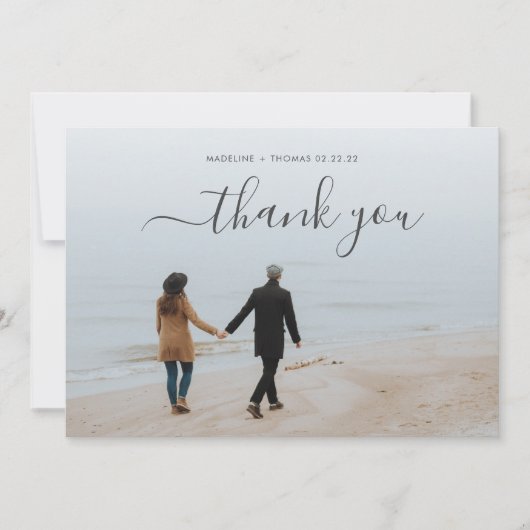 Eenvoudig Minimaal Script met 2 foto collage bruil Bedankkaart (Voorkant)