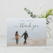 Eenvoudig Minimaal Script met 2 foto collage bruil Bedankkaart (Staand voorkant)