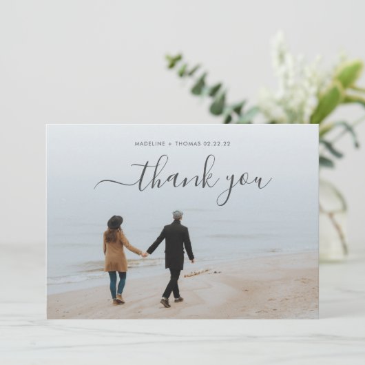 Eenvoudig Minimaal Script met 2 foto collage bruil Bedankkaart (Staand voorkant)