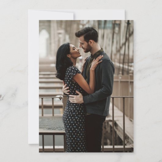 Eenvoudig minimaal script zwart-witfotohuwelijk kaart (Achterkant)