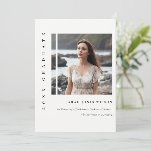 Eenvoudig minimaal zwart-wit foto-Afstuderen Aankondiging (Staand voorkant)