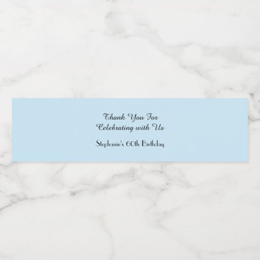 Eenvoudig minimalistisch 60e verjaardag Bleek blau Waterfles Etiket (Enkel label)