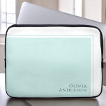 Eenvoudig minimalistisch asqua-kleurenblok laptop sleeve<br><div class="desc">Een eenvoudig minimalistisch ontwerp dat een elegantie en een klassieke stijl met zijn modern element van het kleurenblok in lichte aquamarine overbrengt. De tekst sjabloon voor dit ontwerp omvat jouw namen op de lagere juiste hoek van het ontwerp. De veelzijdigheid van dit minimalistische ontwerp werkt prachtig voor zoveel verschillende beroepen,...</div>