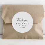 Eenvoudig minimalistisch bedankt voor je bruiloft ronde sticker<br><div class="desc">Deze eenvoudige minimalistische dank u bruiloft gunst classic ronde sticker is perfect voor een moderne bruiloft. Het eenvoudige en elegante ontwerp heeft klassieke en fancy scripttypografie in zwart-wit. Maak van de sticker etiketten uw eigen door uw namen, de gebeurtenis (indien van toepassing) en de datum te vermelden. Deze stickers kunnen...</div>