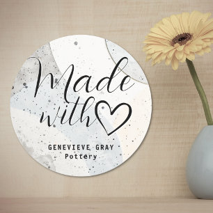 Eenvoudig minimalistisch beton gemaakt met liefdes ronde sticker