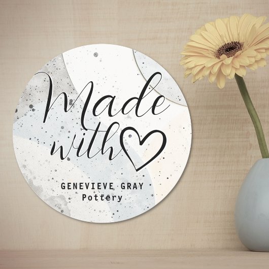 Eenvoudig minimalistisch beton gemaakt met liefdes ronde sticker