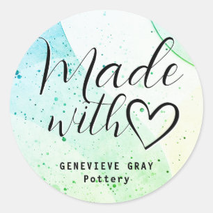 Eenvoudig minimalistisch beton gemaakt met liefdes ronde sticker