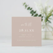 Eenvoudig Minimalistisch Elegant Schrift Beige Vie Save The Date (Staand voorkant)
