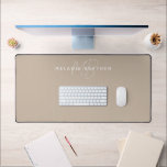 Eenvoudig minimalistisch elegante tapesultaat twee bureaumat<br><div class="desc">Eenvoudige Elegante Taupe Minimalistische Twee Monogram Desk Mat</div>