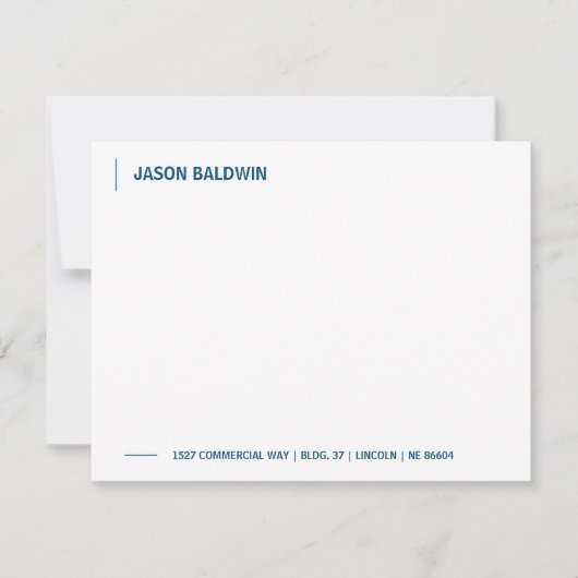 Eenvoudig minimalistisch marinenblauw Typografie M Notitiekaartje (Voorkant)